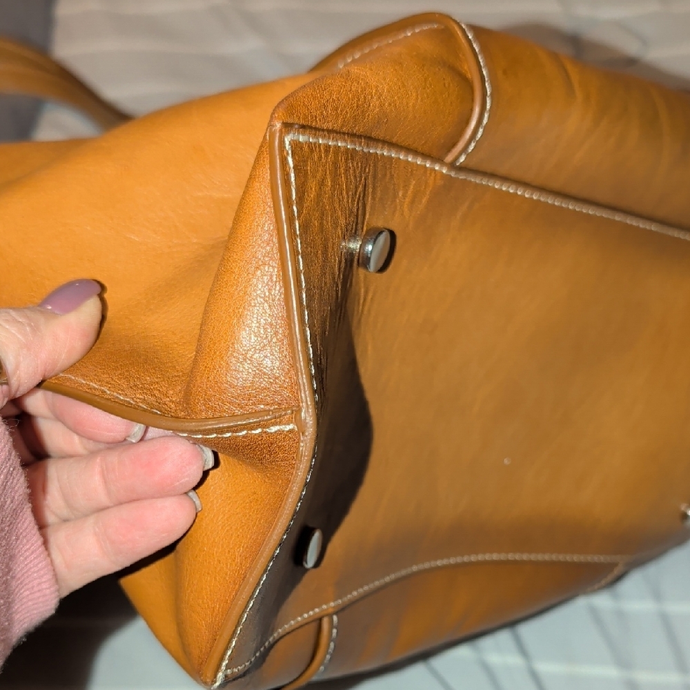 Elegant Tan Leather Tote Bag - Picture 5 of 5